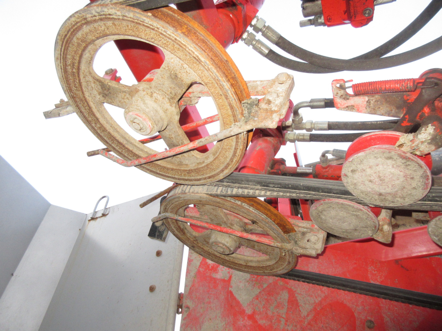 5528 Dewulf GKII carrot harvester 2 row with elevator