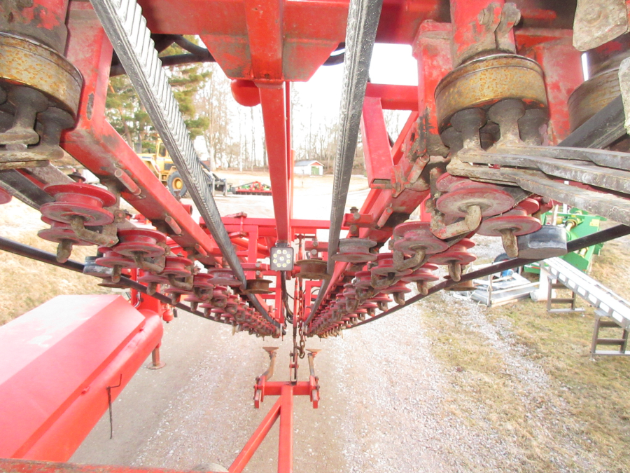 5528 Dewulf GKII carrot harvester 2 row with elevator