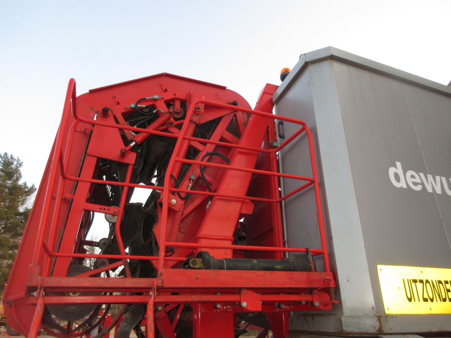 5528 Dewulf GKII carrot harvester 2 row with elevator