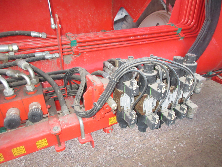 5528 Dewulf GKII carrot harvester 2 row with elevator