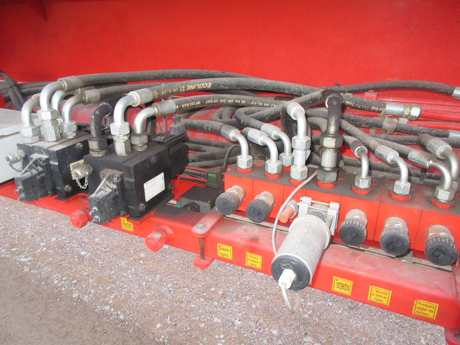 5528 Dewulf GKII carrot harvester 2 row with elevator