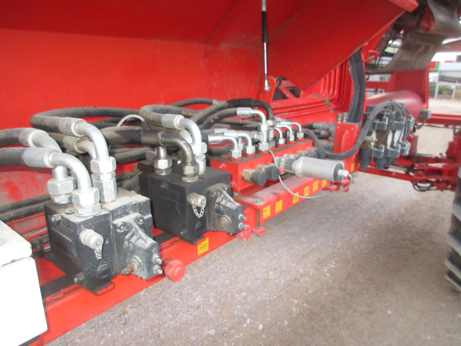 5528 Dewulf GKII carrot harvester 2 row with elevator