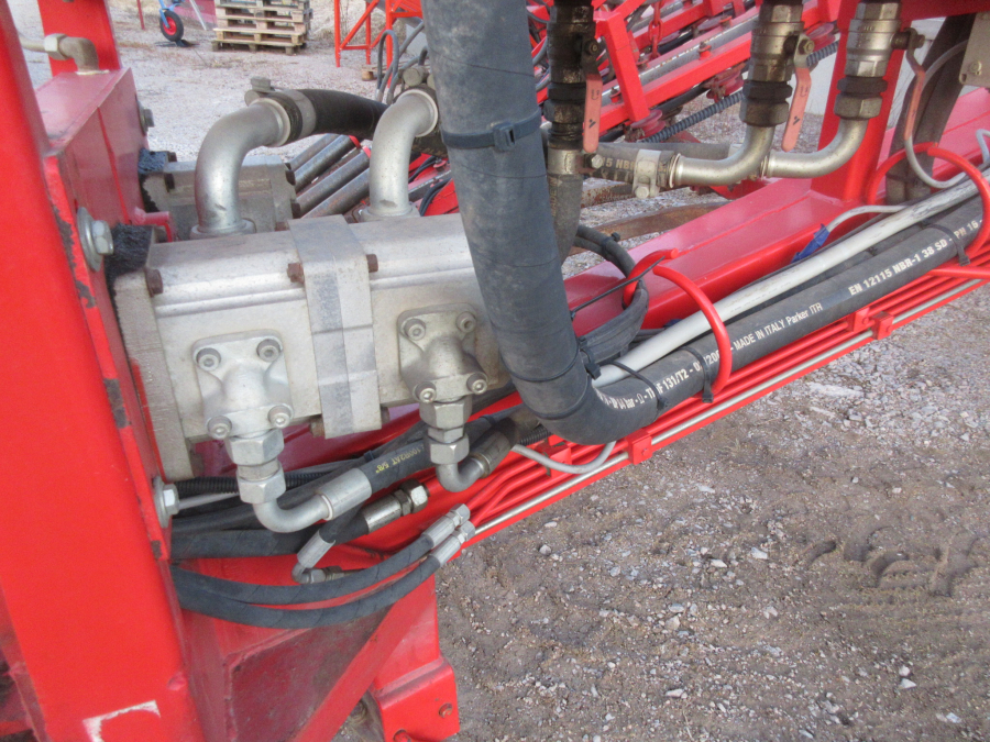 5528 Dewulf GKII carrot harvester 2 row with elevator