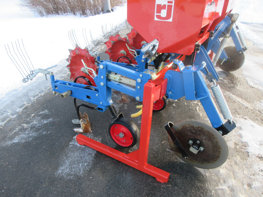 5559 Hatzenbichler row crop cleaner with fertilizer