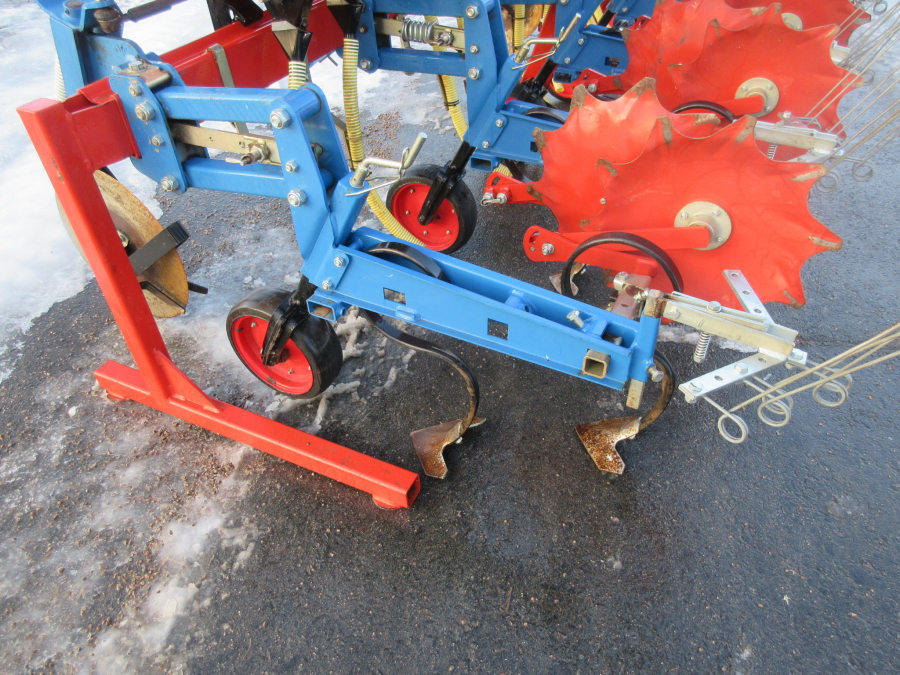 5559 Hatzenbichler row crop cleaner with fertilizer