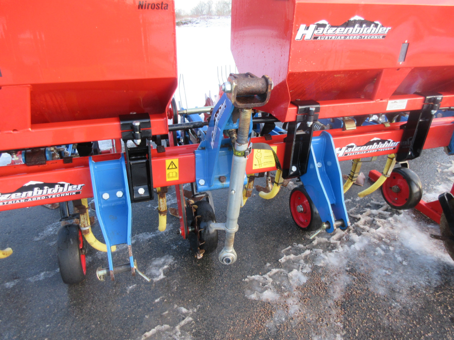 5559 Hatzenbichler row crop cleaner with fertilizer