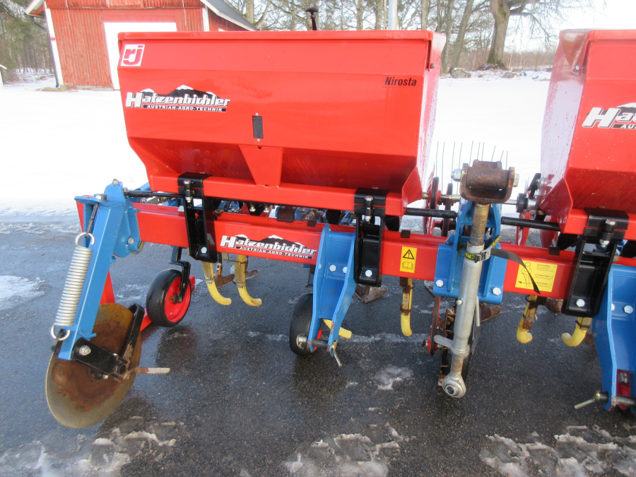 5559 Hatzenbichler row crop cleaner with fertilizer