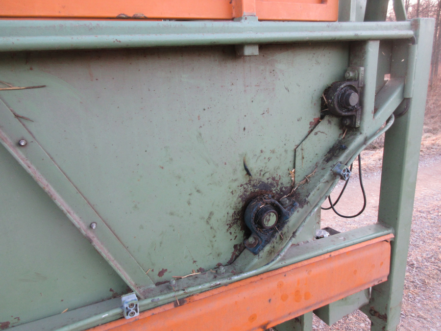 5614 Limbacher Haulmer straw feeder to Strawberries for big bales
