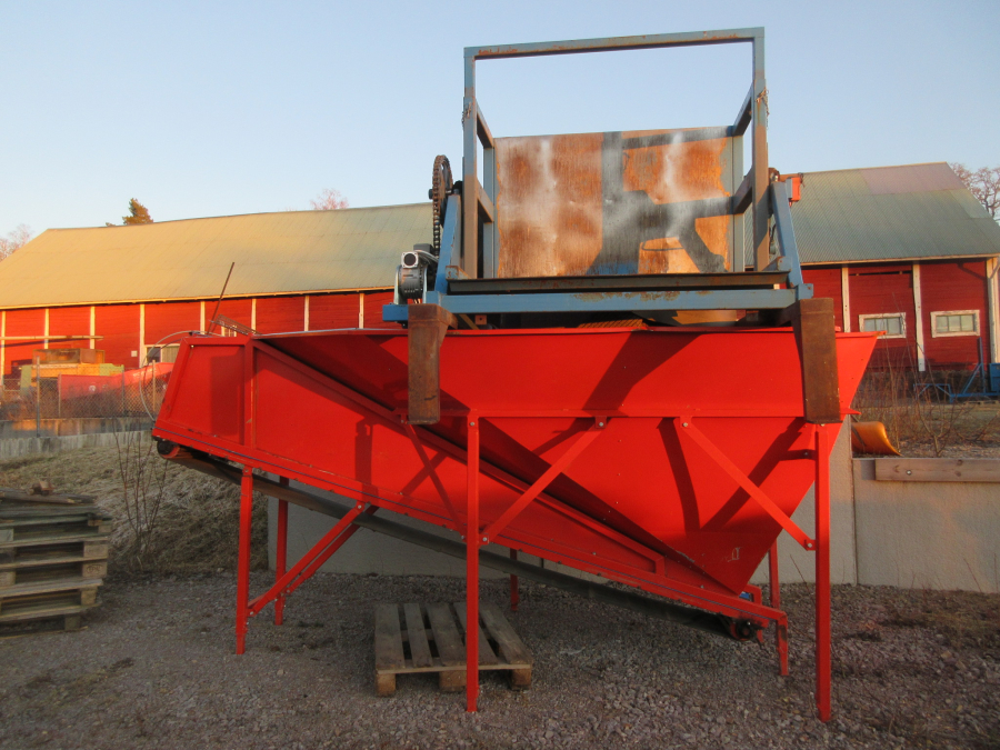 5627 EKKO feeding bunker with EMVE box turner electric
