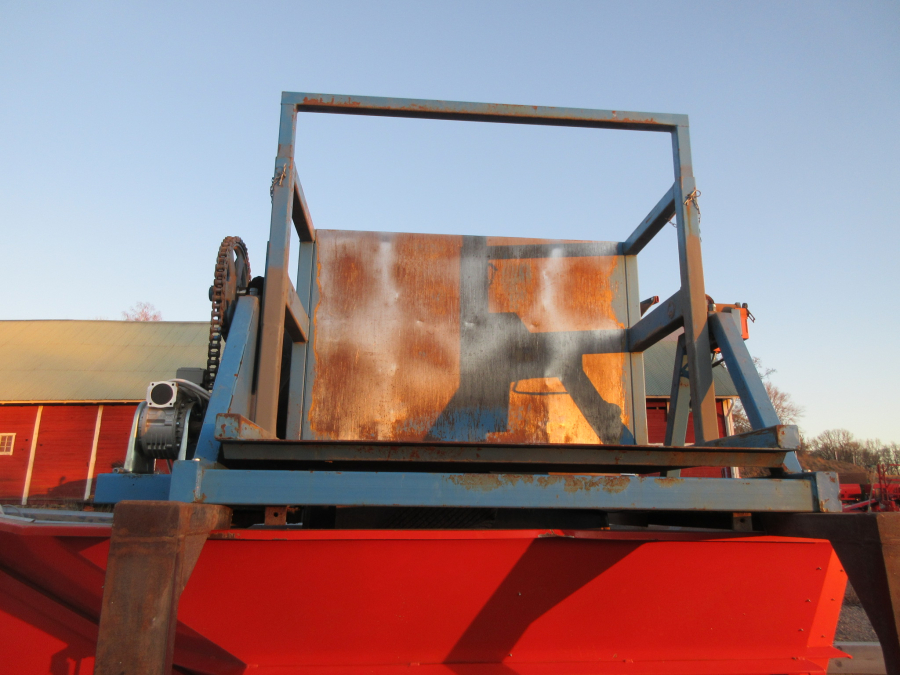 5627 EKKO feeding bunker with EMVE box turner electric