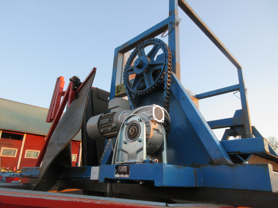 5627 EKKO feeding bunker with EMVE box turner electric