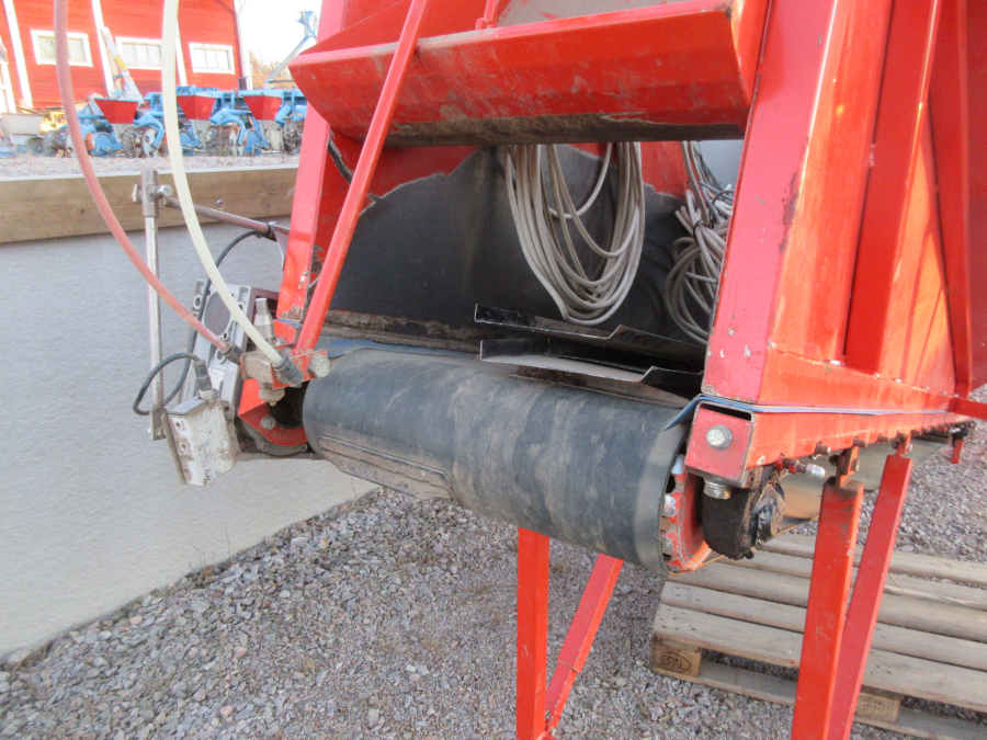 5627 EKKO feeding bunker with EMVE box turner electric