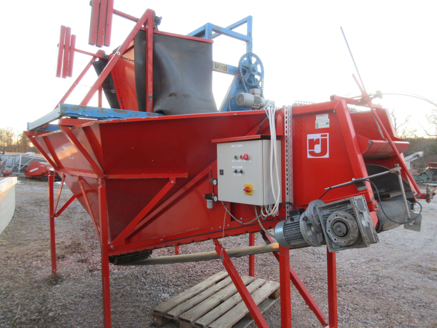 5627 EKKO feeding bunker with EMVE box turner electric