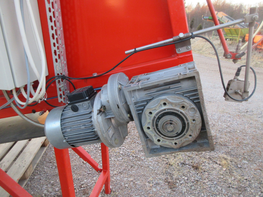 5627 EKKO feeding bunker with EMVE box turner electric