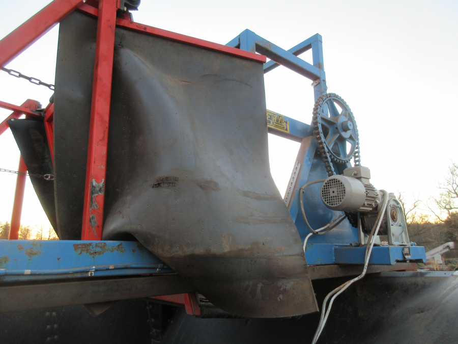 5627 EKKO feeding bunker with EMVE box turner electric