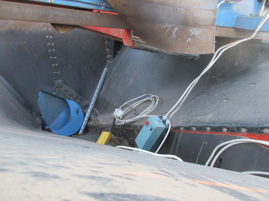 5627 EKKO feeding bunker with EMVE box turner electric