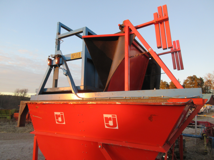 5627 EKKO feeding bunker with EMVE box turner electric