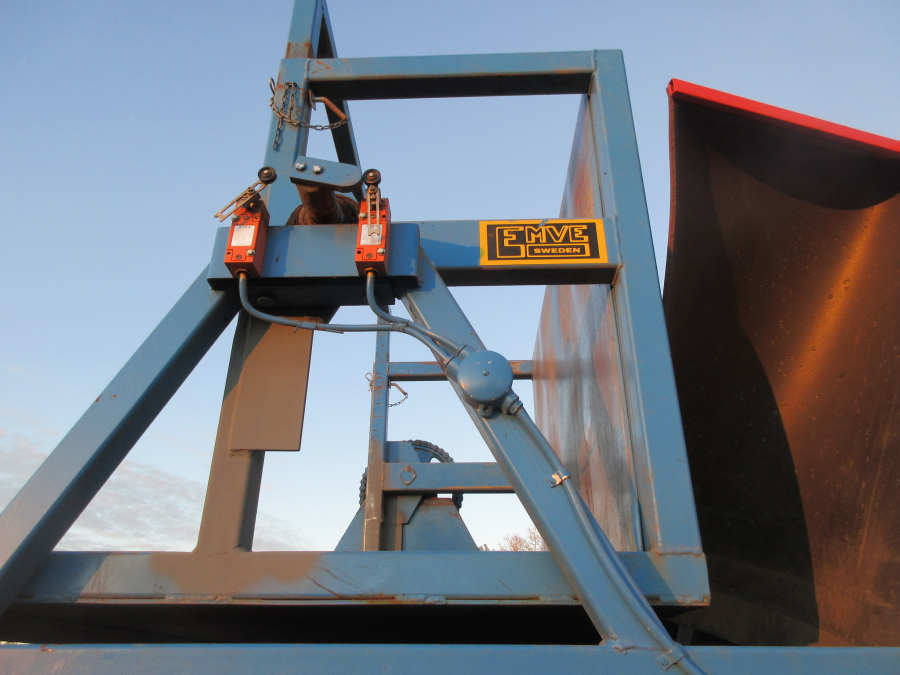 5627 EKKO feeding bunker with EMVE box turner electric