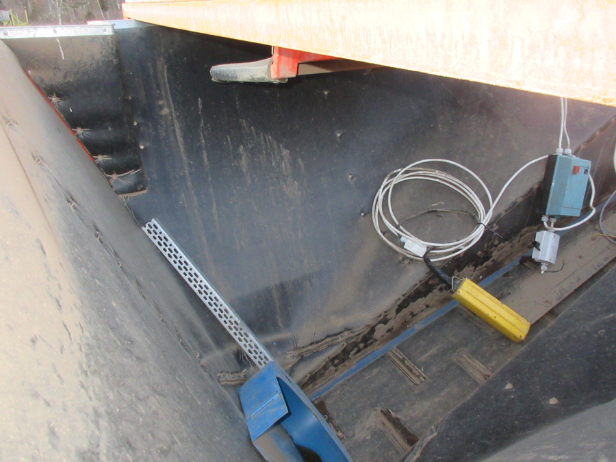 5627 EKKO feeding bunker with EMVE box turner electric