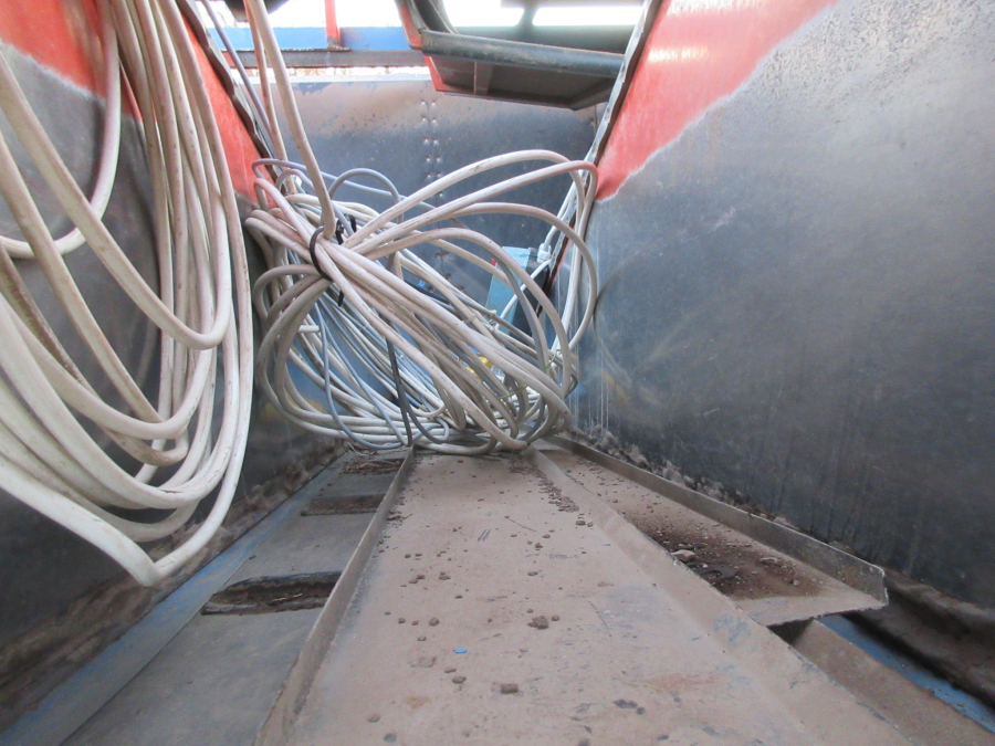 5627 EKKO feeding bunker with EMVE box turner electric