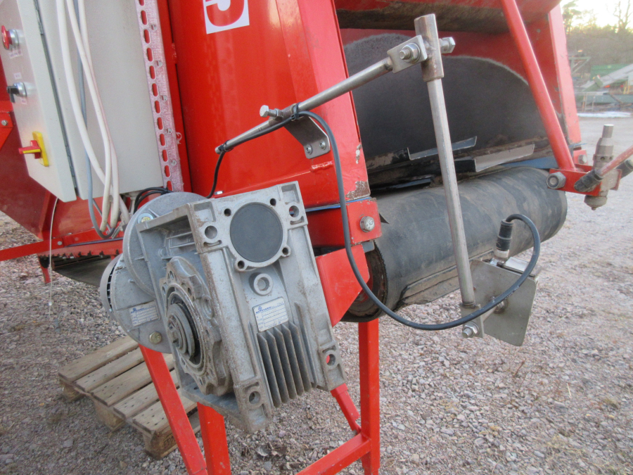 5627 EKKO feeding bunker with EMVE box turner electric