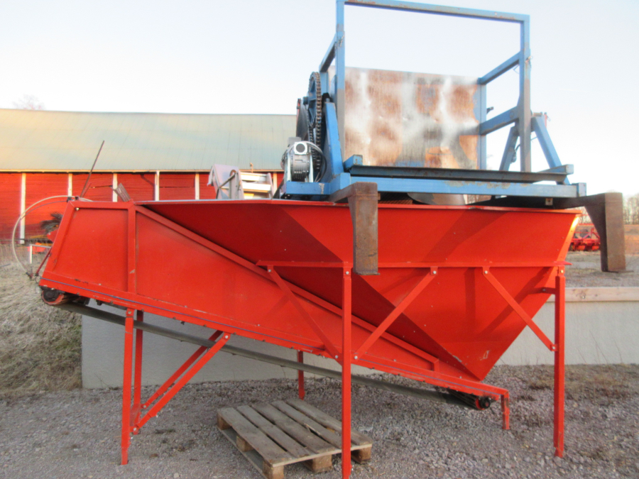 5627 EKKO feeding bunker with EMVE box turner electric