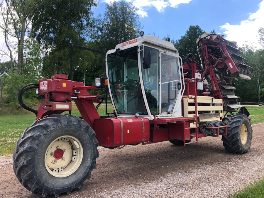5663 Simon carrot harvester 2 row selfpropelled
