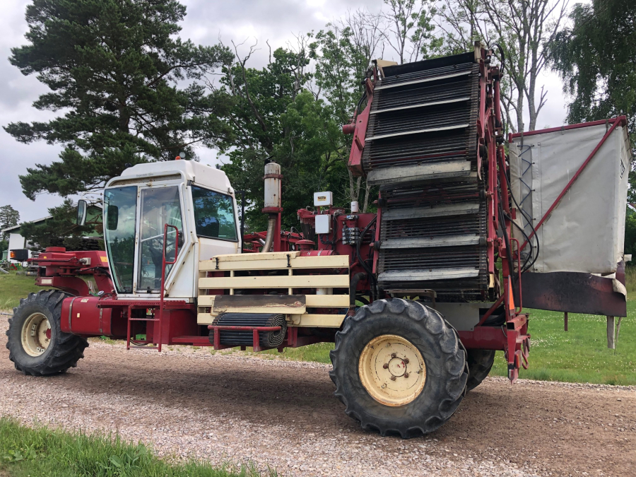 5663 Simon carrot harvester 2 row selfpropelled