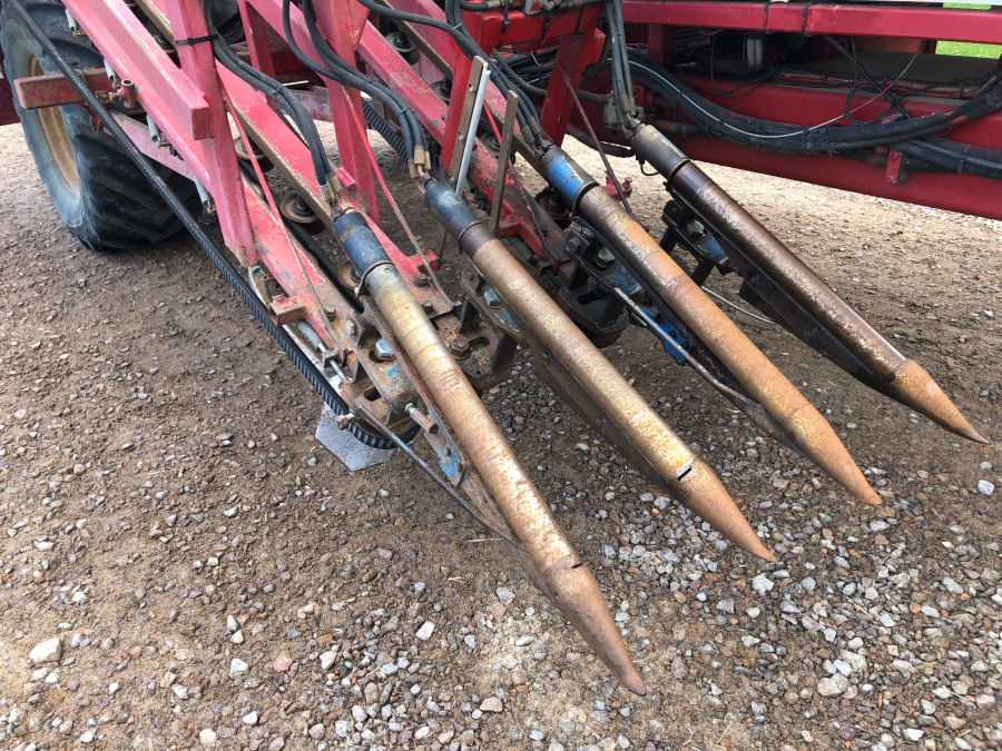 5663 Simon carrot harvester 2 row selfpropelled