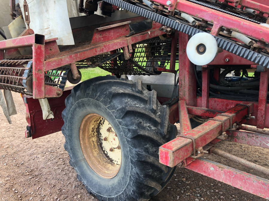 5663 Simon carrot harvester 2 row selfpropelled