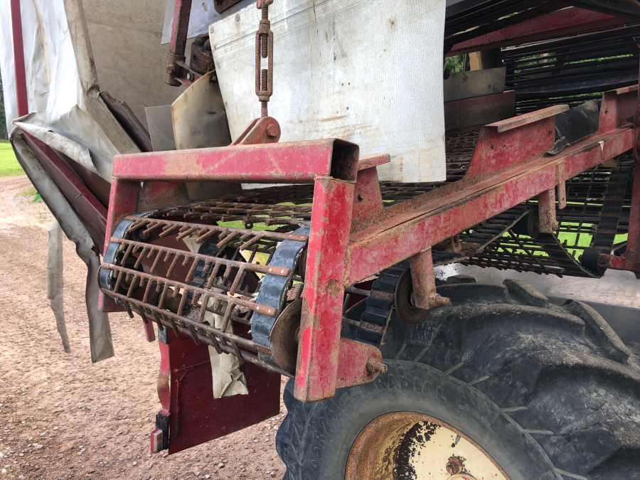 5663 Simon carrot harvester 2 row selfpropelled