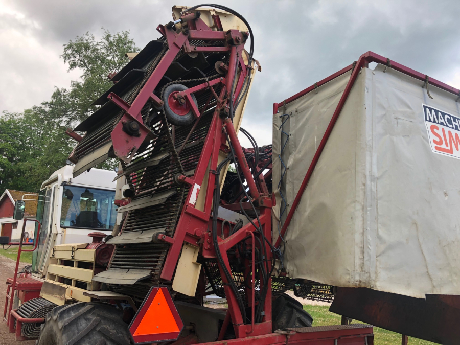 5663 Simon carrot harvester 2 row selfpropelled
