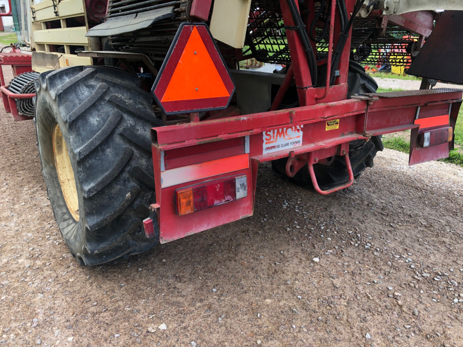 5663 Simon carrot harvester 2 row selfpropelled
