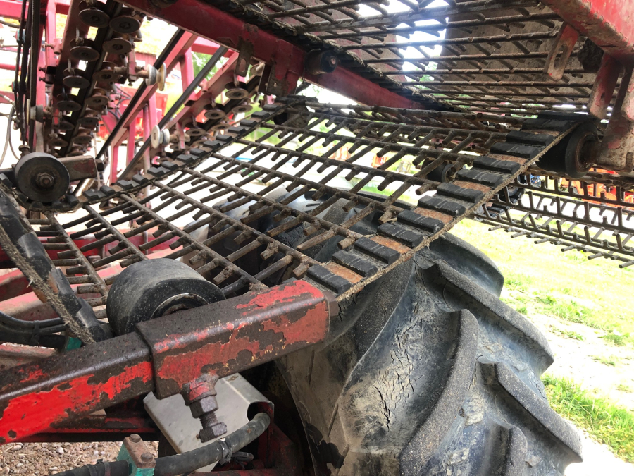 5663 Simon carrot harvester 2 row selfpropelled