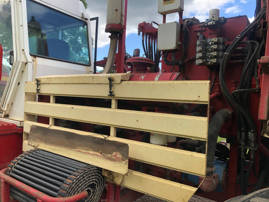 5663 Simon carrot harvester 2 row selfpropelled