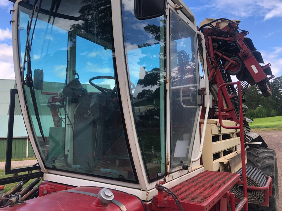 5663 Simon carrot harvester 2 row selfpropelled