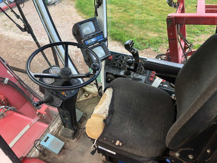 5663 Simon carrot harvester 2 row selfpropelled