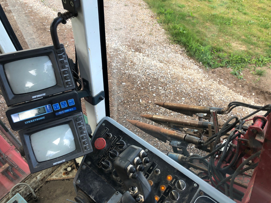5663 Simon carrot harvester 2 row selfpropelled