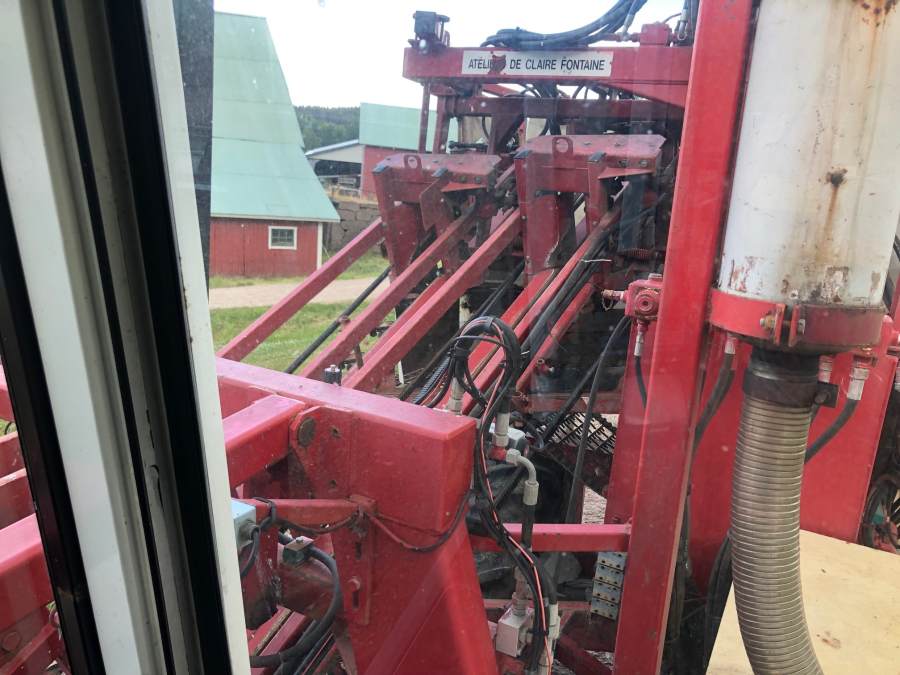 5663 Simon carrot harvester 2 row selfpropelled
