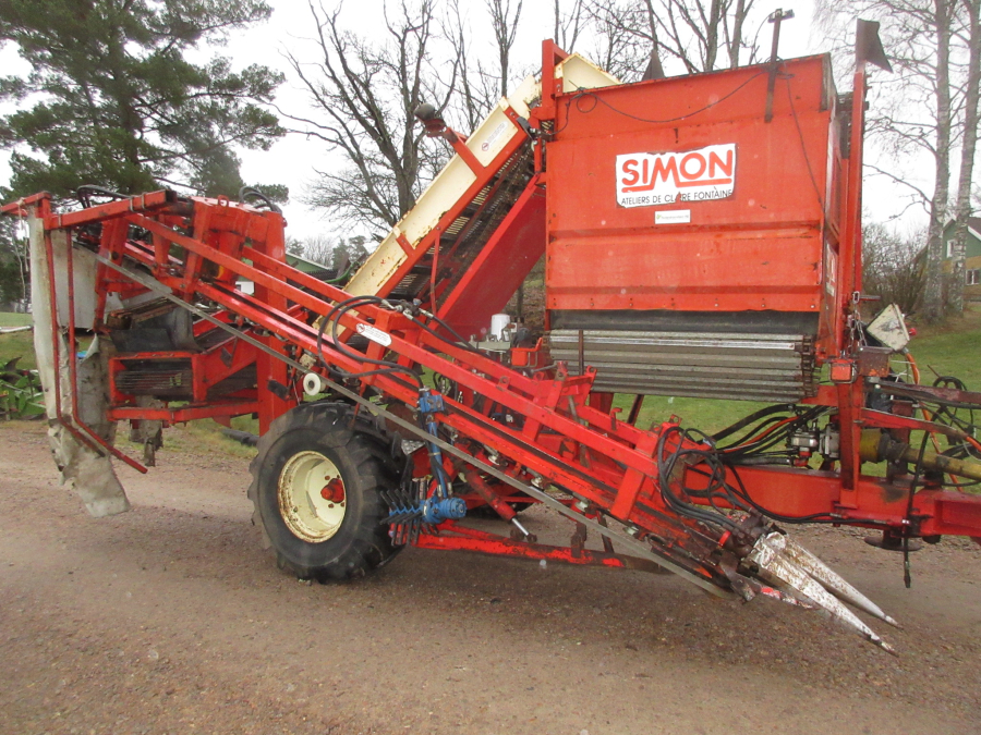 5741 Simon carrot harvester 1 row with bunker