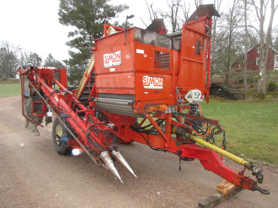 5741 Simon carrot harvester 1 row with bunker
