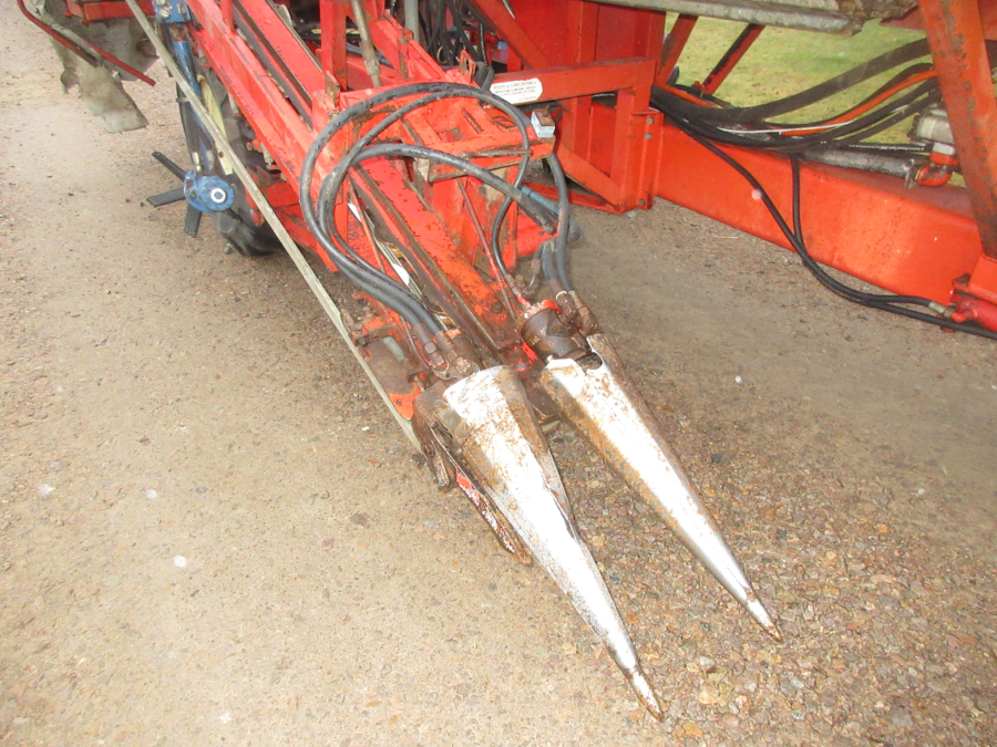 5741 Simon carrot harvester 1 row with bunker