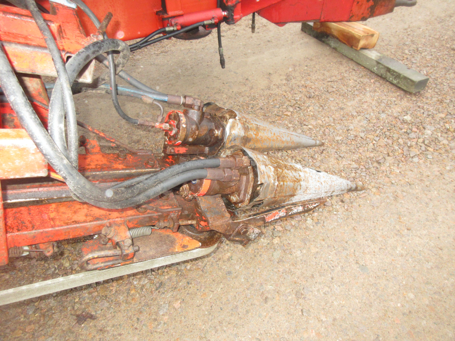 5741 Simon carrot harvester 1 row with bunker