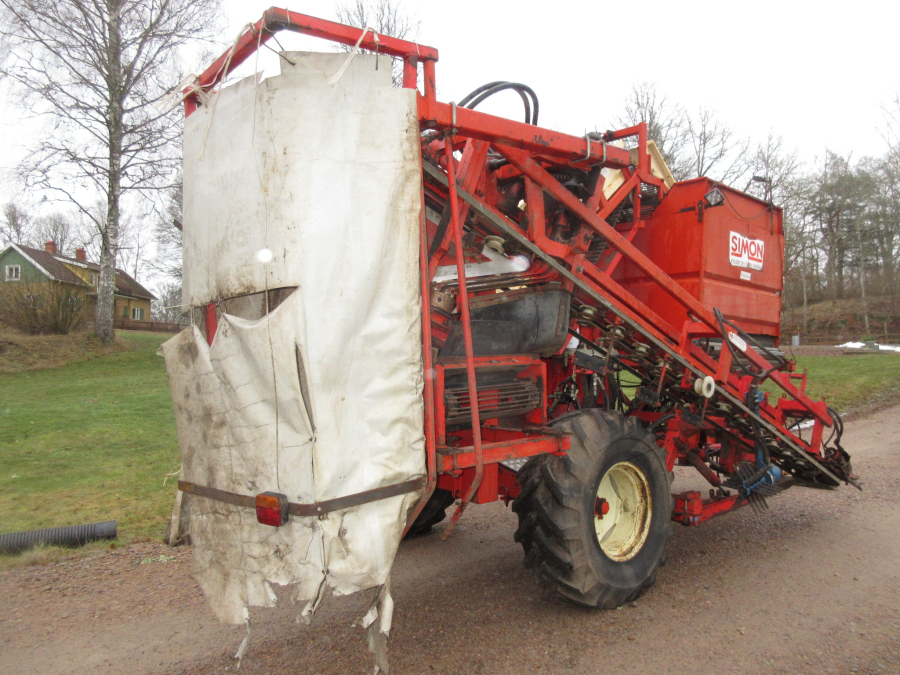 5741 Simon carrot harvester 1 row with bunker
