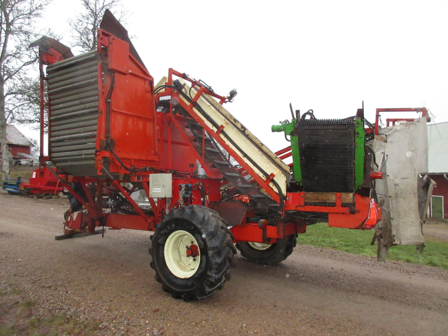 5741 Simon carrot harvester 1 row with bunker