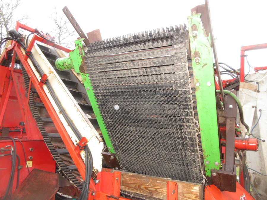 5741 Simon carrot harvester 1 row with bunker
