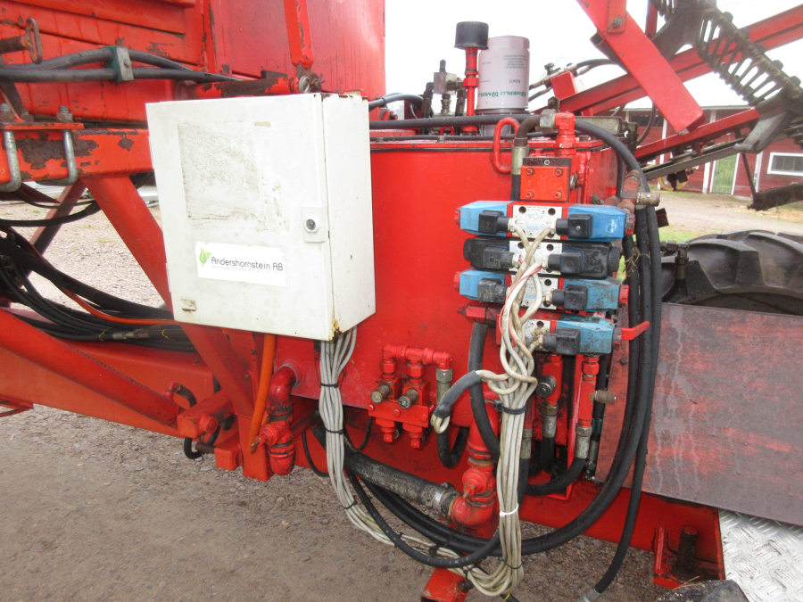 5741 Simon carrot harvester 1 row with bunker