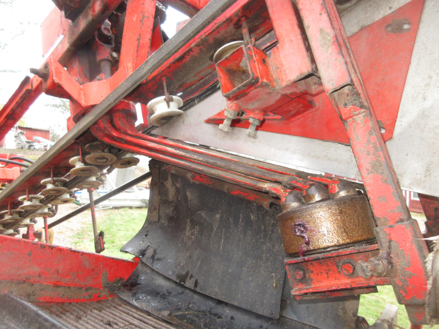 5741 Simon carrot harvester 1 row with bunker