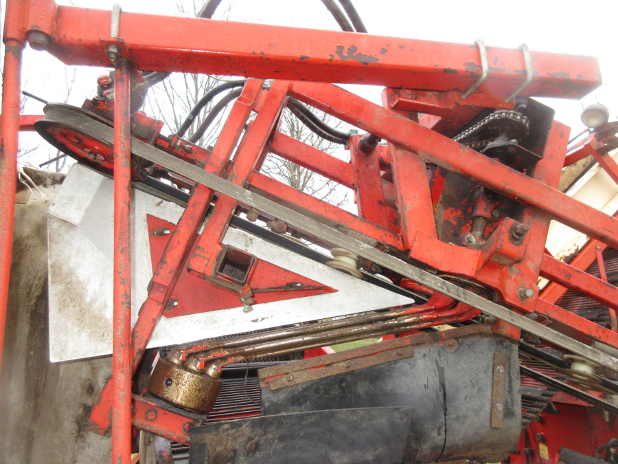 5741 Simon carrot harvester 1 row with bunker