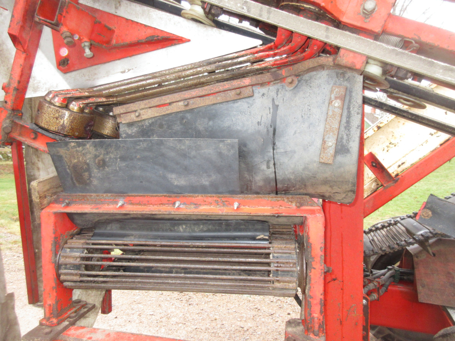 5741 Simon carrot harvester 1 row with bunker